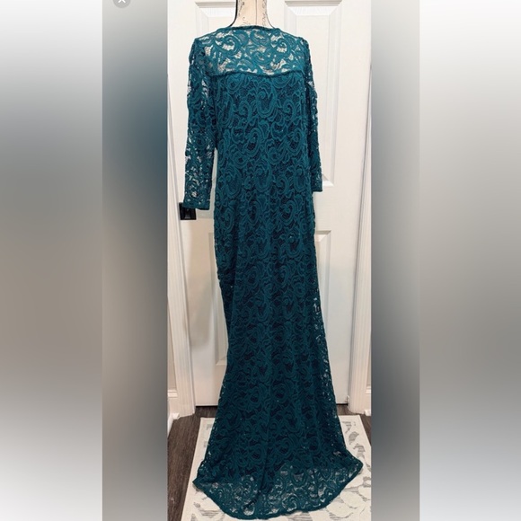 Beautiful Jade Green Long Sleeve Lace Elegant Dress - Picture 3 of 10
